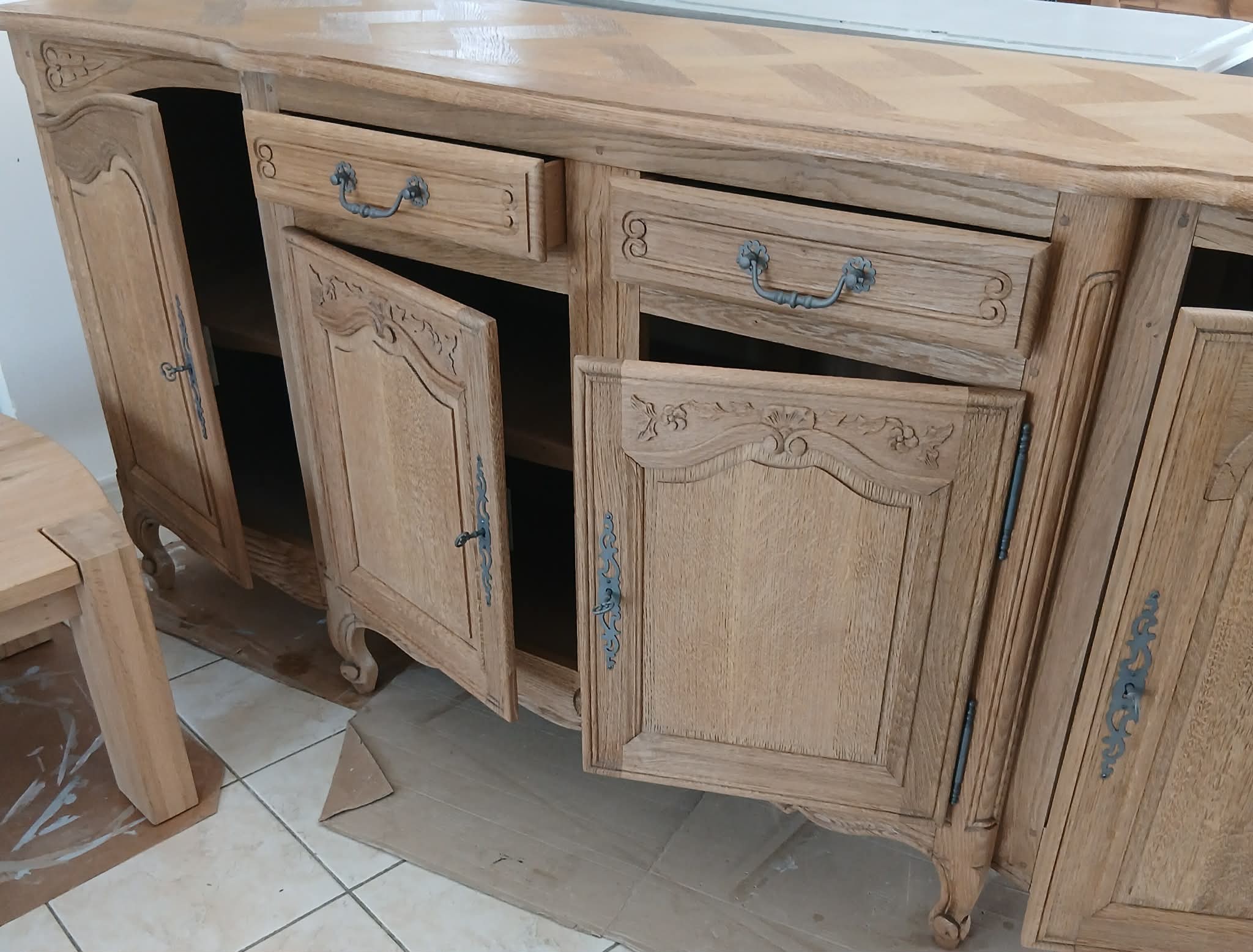 Buffet en bois rénové après aérogommage