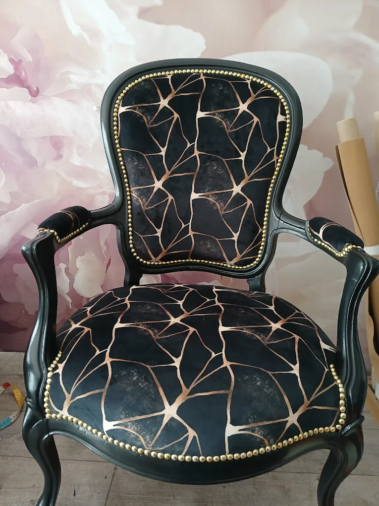 Fauteuil noir et doré rénové par Stephcréa